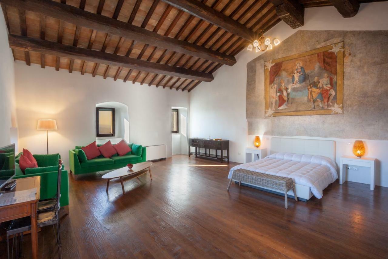 Апарт отель Il Castello Di Campello Кампелло-суль-Клитунно Экстерьер фото