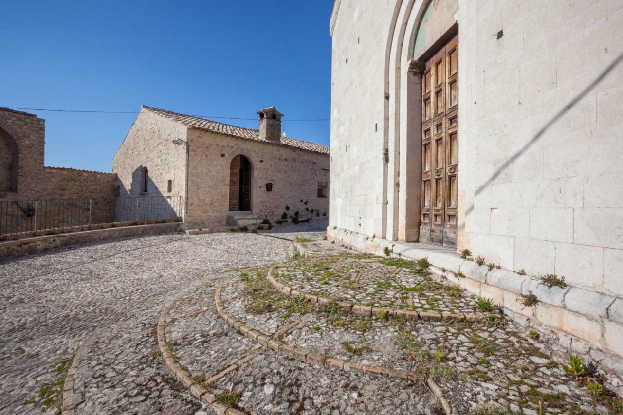 Апарт отель Il Castello Di Campello Кампелло-суль-Клитунно Экстерьер фото