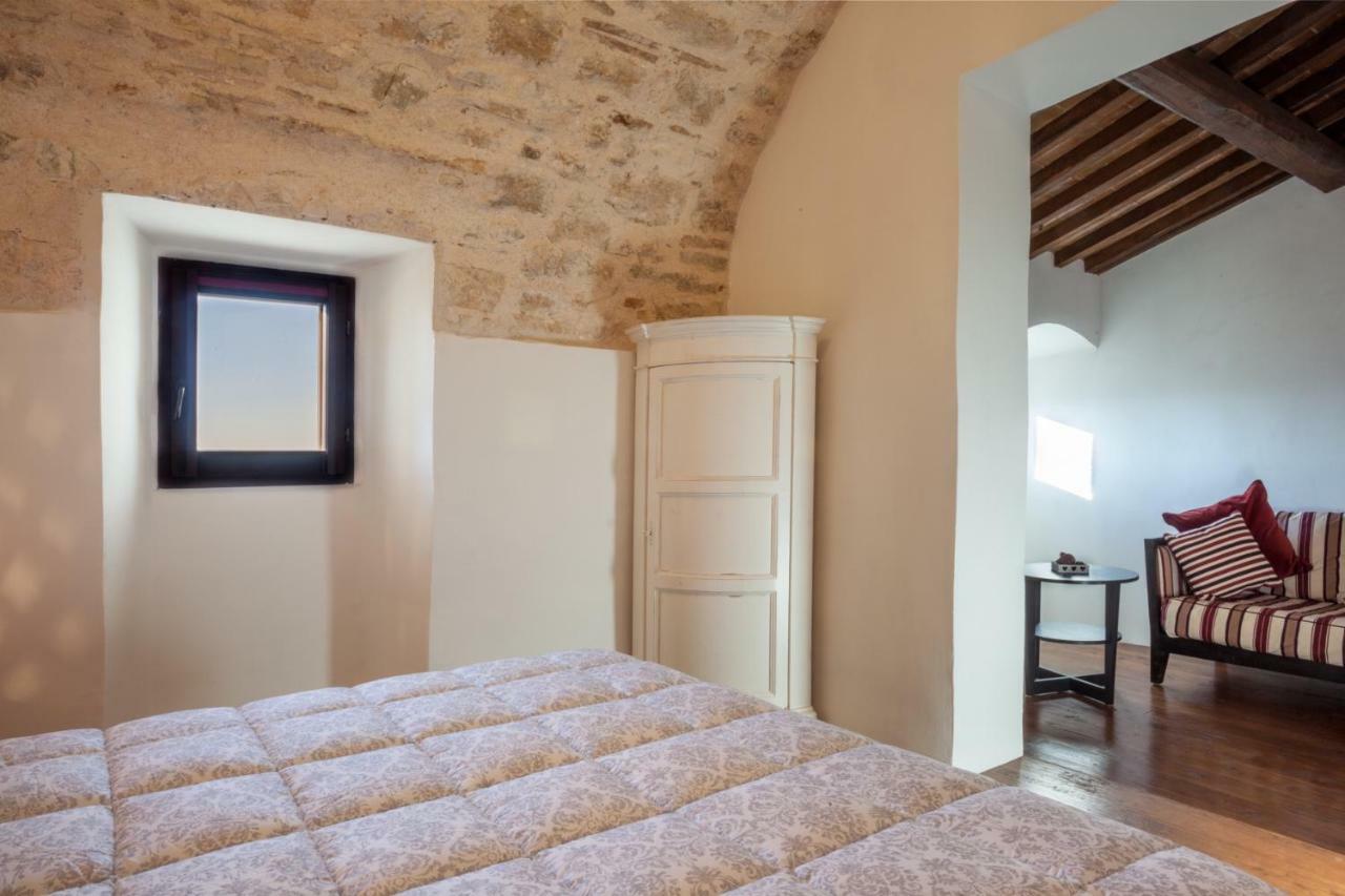 Апарт отель Il Castello Di Campello Кампелло-суль-Клитунно Экстерьер фото