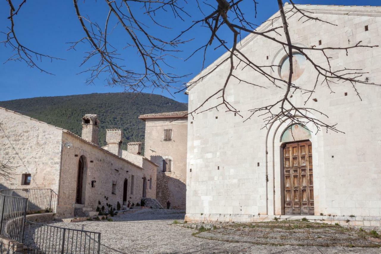 Апарт отель Il Castello Di Campello Кампелло-суль-Клитунно Экстерьер фото