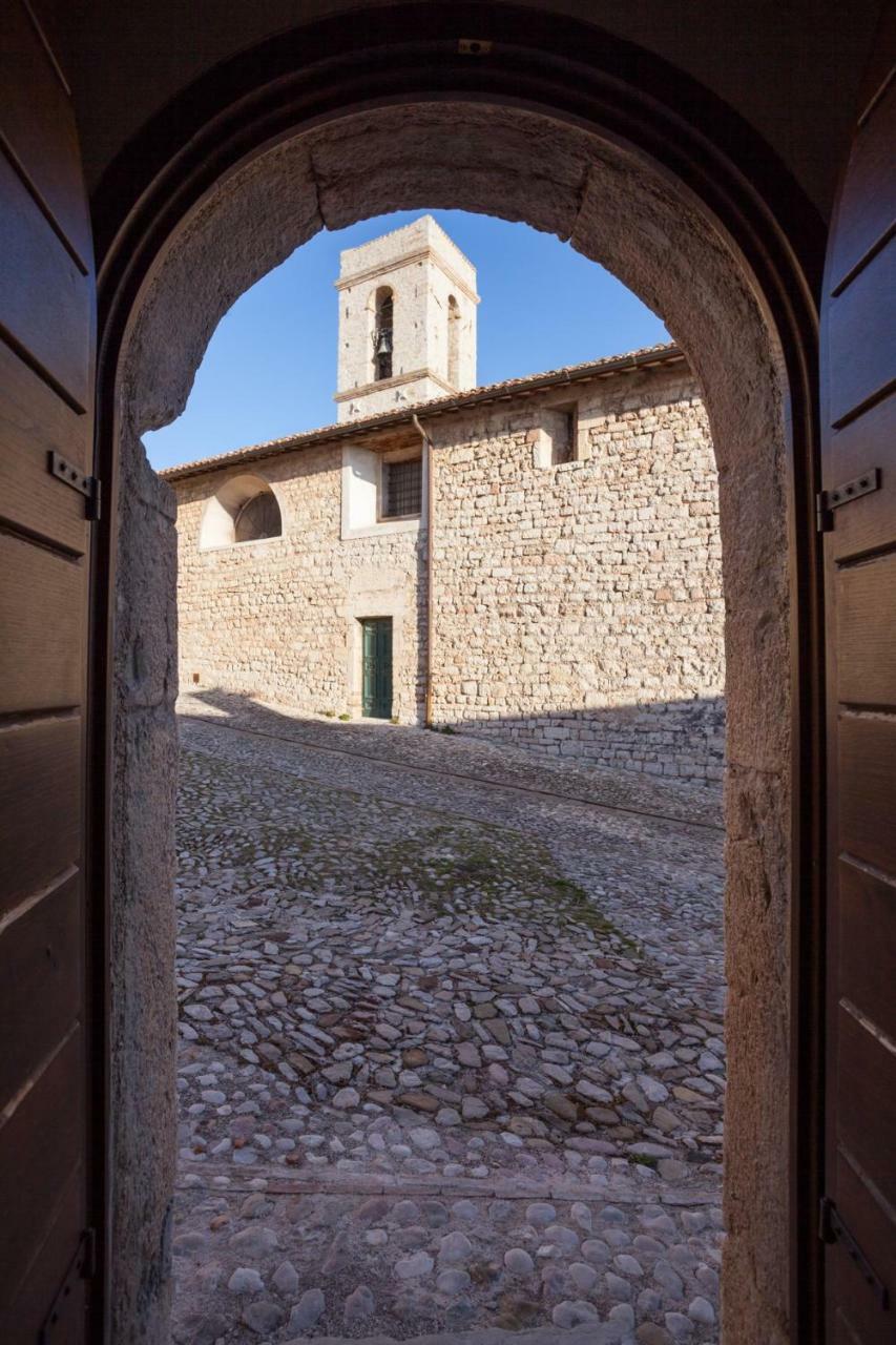 Апарт отель Il Castello Di Campello Кампелло-суль-Клитунно Экстерьер фото